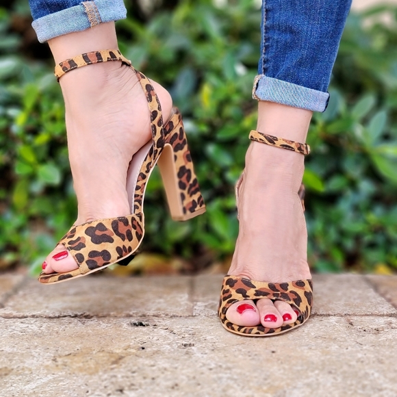 Women's Leopard Ankle Strap Chunky High Heels sandals - Picture 4 of 9